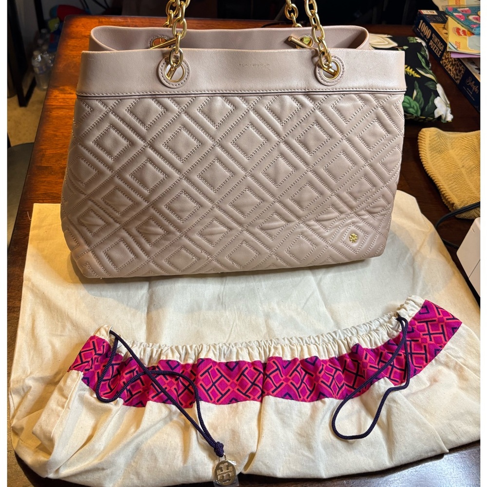 Tory Burch Fleming Soft Quilted Leather Tote – Chain Strap – Blush w/ Dust bag - Picture 7 of 10